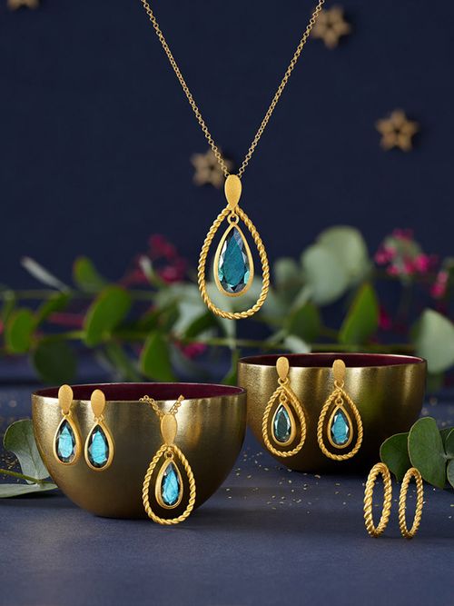 Schmuck von Bernd Wolf in einer blauen Hintergrund fotografiert.