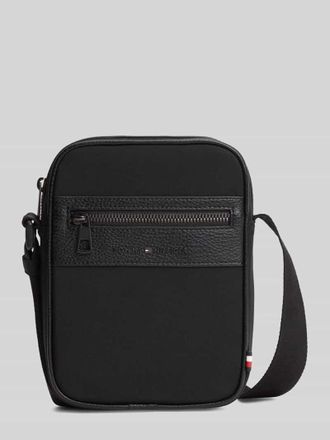 Tommy Hilfiger Umh&auml;ngetasche mit Rei&szlig;verschluss und Logo-Detail in BLACK, Gr&ouml;&szlig;e 1