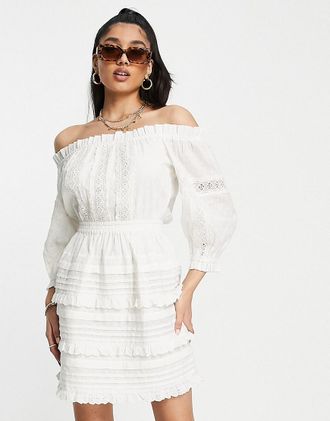 Miss Selfridge Minikleid in Elfenbeinwei&szlig; mit Lochstickerei und Carmen-Ausschnitt