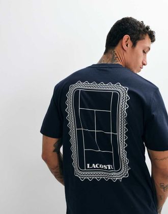 Lacoste t-shirt classica con logo grafico e stampa sul retro navy-blu navy