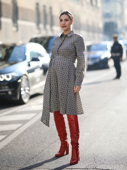 Model Beatrice Valli trägt ein Wickelkleid mit roten Stiefel in Mailand