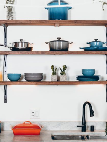 Wie man eine kleine Küche mit wenig Stauraum am besten organisiert