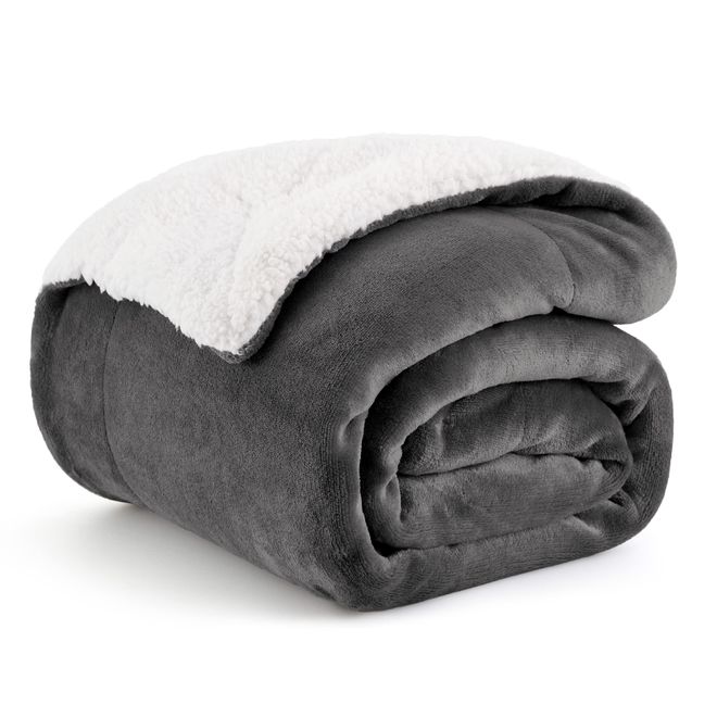 Bedsure Kuscheldecke - Warm Sherpa Wolldecke & Sofadecke, Flauschig Sofaüberwurf Decke, Dicke Couchdecke, Fleecedecke, Flauschige Wohndecke für Couch, Anthraz ab 23,79 €