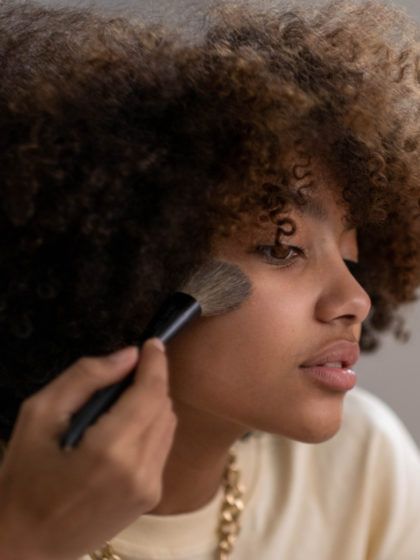 Was ist der Unterschied zwischen Rouge und Bronzer und wie sollte man es auftragen?