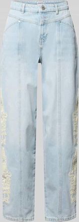Jake*s Casual Wide Fit Jeans mit floralem Spitzenbesatz in Hellblau Melange, Gr&ouml;&szlig;e 34