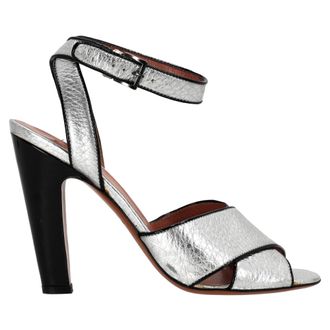 Alaia Alaia sandalen met kruisbandjes en hoge hak in zilverkleurig leer