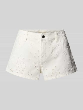 Gina Tricot Straight Fit Shorts mit floralem Loch-Stitching in Offwhite, Gr&ouml;&szlig;e 34