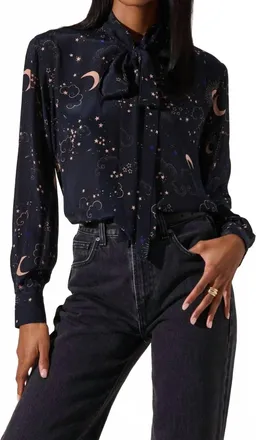 Astr Mabry Blouse In Navy