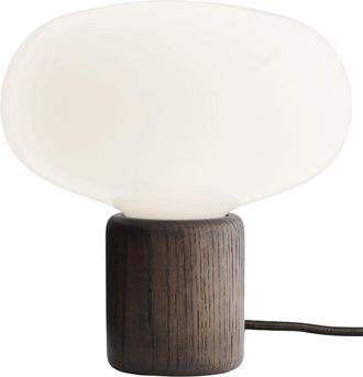 New Works Design Tischlampe Karl-Johan Opalglas/geräucherte Eiche, ø 23 cm