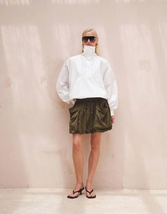 Asos Giacca sportiva tecnica bianca con coulisse sul fondo e collo a imbuto-Bianco