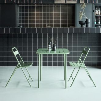 Sweeek Set mesa de jard&iacute;n bistr&oacute; de acero con 2 sillas plegables, 70cm, verde