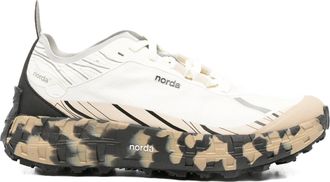 Norda 001 Eine Frau