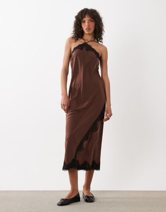 New Look Vestito midi asimmetrico allacciato al collo in raso e pizzo marrone