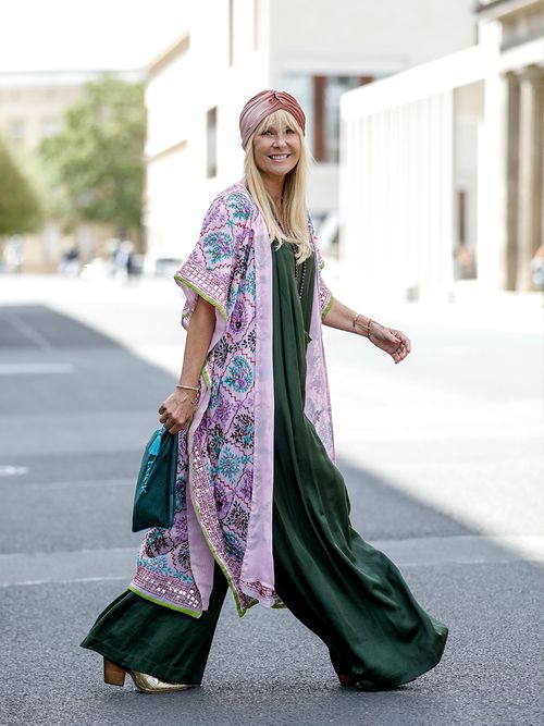Streetstyle mit einem grünen Jumpsuit, einem rosa Kimono und einem Rosa Truban.
