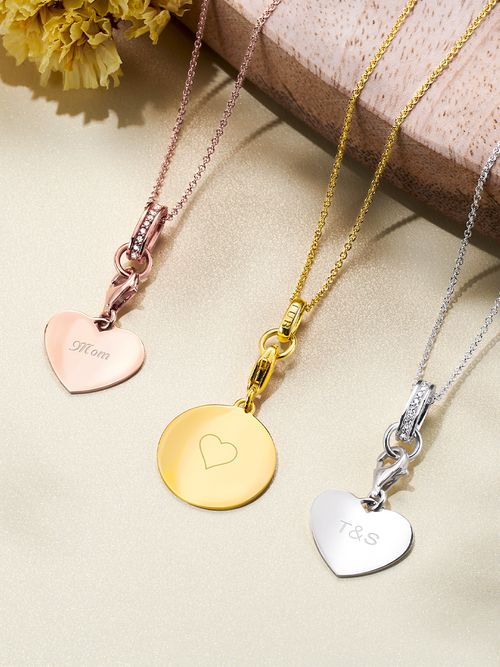 Drei Ketten mit graviertem Anhänger