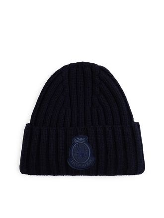 Tommy Hilfiger Beanie TOMMY HILFIGER TH CREST FLUFFY, Damen, blau (space blau), Strick, Wolle, M&uuml;tzen Beanie, f&uuml;r Frauen, aus Rippstrick, TH-Wappen-Patch an Umschlag