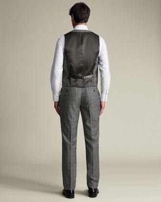 CHARLES TYRWHITT Ultimate Performance Check Waistcoat - Grey Size w40 by Charles Tyrwhitt