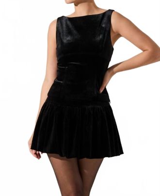 Astr Jinnie Velvet Boat Neck Top In Black