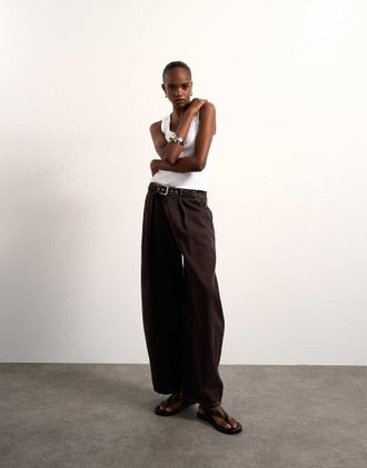 Topshop Jeans oversize a vita medio alta color cioccolato con cintura-Marrone