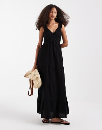 Vero Moda Vestito lungo a balze in cotone nero arricciato con scollo profondo sul davanti