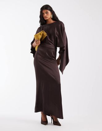 Asos Vestito lungo in raso color cioccolato con mantella-Marrone