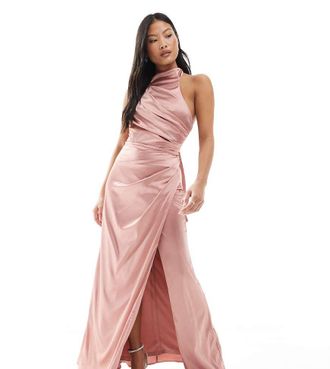 Tfnc Petite Vestito lungo da damigella accollato in raso rosa polvere con fiocco sul retro