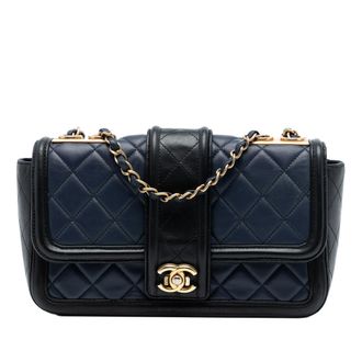 Chanel Tweedehands Middelgrote Bicolor Gequilted Lamsleer Elegante CC Flap