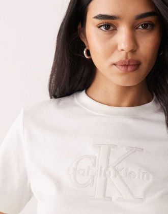 Calvin Klein Jeans T-shirt squadrata &eacute;cru con logo ricamato-Bianco