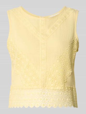 Apricot Regular Fit Top mit Lochstitching in Hellgelb, Gr&ouml;&szlig;e XXL