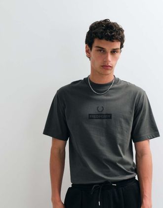 Fred Perry T-shirt con logo grafico in khaki-Verde
