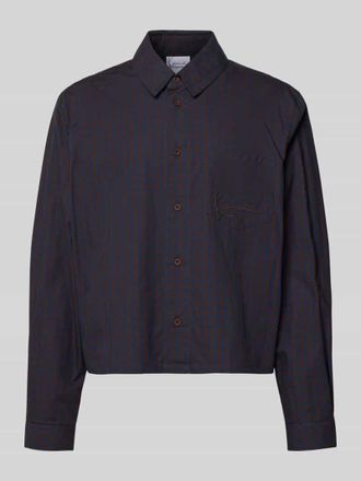 Karl Kani Relaxed Fit Freizeithemd mit Brusttasche in Dunkelbraun, Gr&ouml;&szlig;e XXL