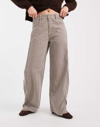 Asos Pantaloni a cavallo basso marroni a righe con linguetta in vita-Marrone