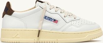 Autry MEDALIST LOW SNEAKERS IN WHITE LEATHER AND CHOCOLATE CHIP SUEDE