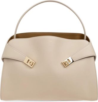 Ferragamo Hug Medium Handtas - Dames - Handtassen - Beige - ONE Size - Leer - Tassen