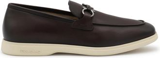 Ferragamo Bruine platte loafers met zilveren detail - Heren - Loafers - Bruin - 39 EU - Schoenen