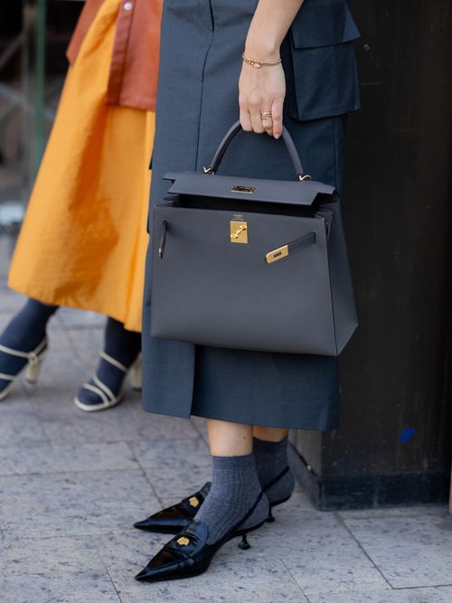 Close-up von Aliya Bermukhambetova, die Socken in Kitten Heels trägt.