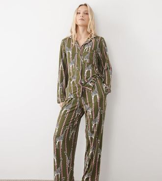 Chelsea Peers completo pigiama con bottoni super soft con stampa giraffa a zig-zag verde e rosa