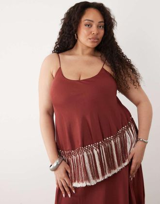Asos Curve ASOS DESIGN Curve - Vestito lungo in raso bordeaux con spalline sottili a doppio strato e frange bicolore-Multi