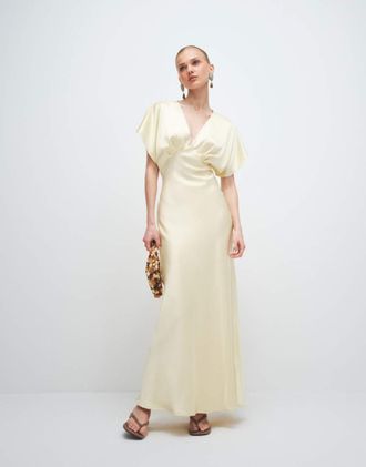 Gina Tricot Gina Tricot - Vestito lungo in raso giallo burro con scollo profondo e maniche ad ali di pipistrello
