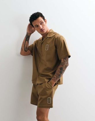Lacoste Polo a maniche corte marrone con logo e bottoni in coordinato