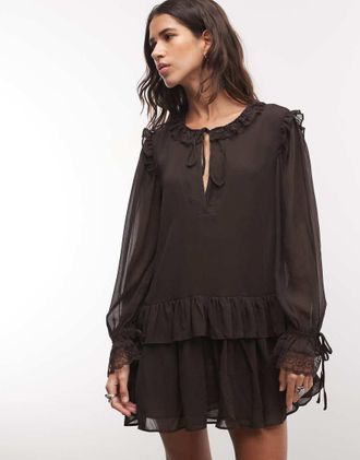 Monki vestito corto con maniche lunghe e volant in marrone scuro