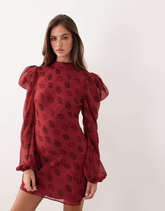 Asos Vestito corto accollato rosso scuro con stampa di labbra-Multicolore