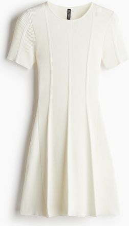 H&M Ausgestelltes Kleid aus Rippstrick - Cremefarben