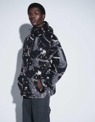 Carhartt Work in Progress giacca foderata in pile con cappuccio con stampa camouflage scura a motivo alberi-Multi