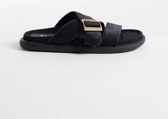 schuh Tear - Sandali bassi in cavallino neri con incrocio e fibbia-Nero