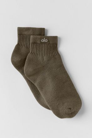 Alo | Quarter Crew Street Socks in Olive Tree Green, Size: Medium