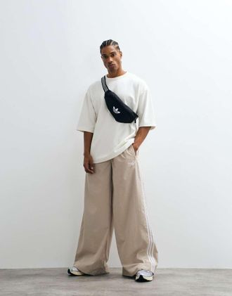 adidas Originals pantaloni della tuta Firebird intrecciati color khaki chiaro-Verde