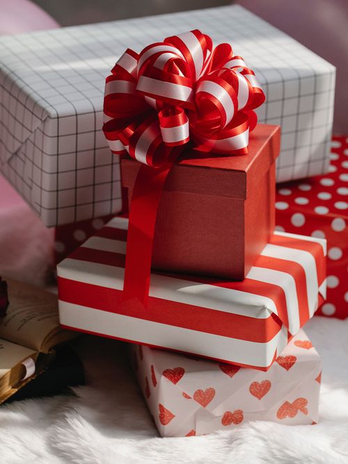 Ein Stapel aus weißen und roten Geschenken.