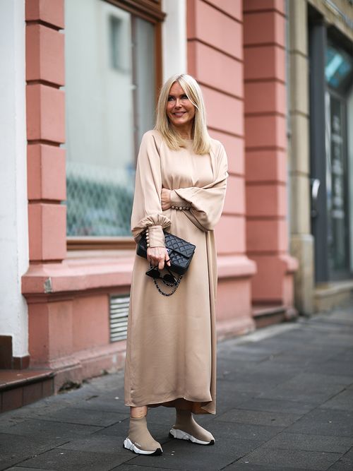 Streetstyle mit einem beigen Kleid zu Sneakers.