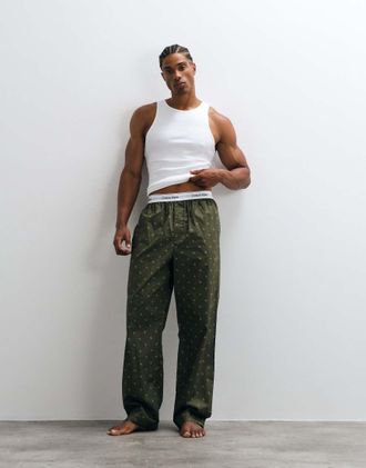 Calvin Klein pantaloni del pigiama in cotone con logo stampato all over a rombi in oliva-Verde